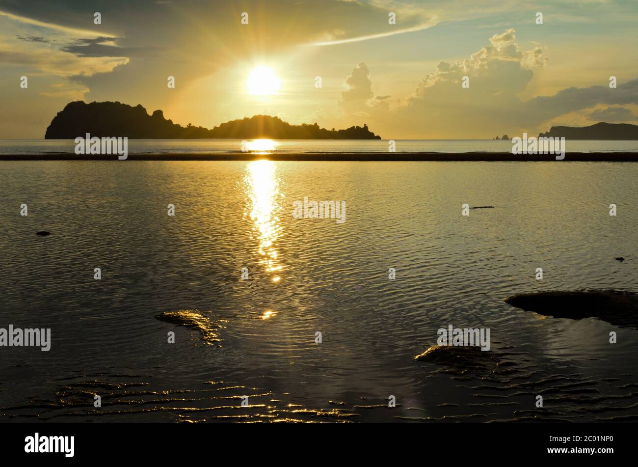 Sonnenaufgang am hat Sai Ri Strand in Chumphon Stockfoto