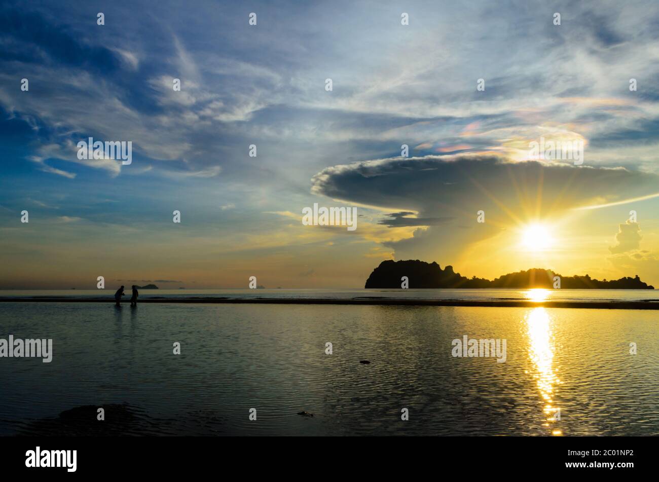 Sonnenaufgang am hat Sai Ri Strand in Chumphon Stockfoto