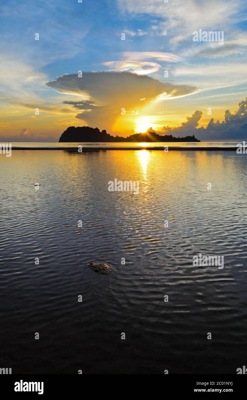 Sonnenaufgang am hat Sai Ri Strand in Chumphon Stockfoto