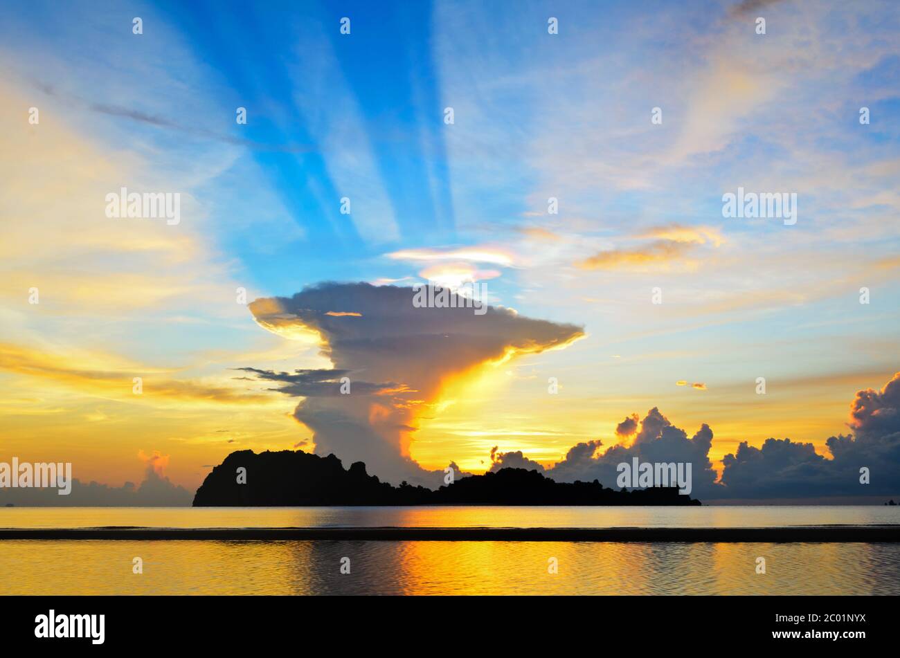 Sonnenaufgang am hat Sai Ri Strand in Chumphon Stockfoto