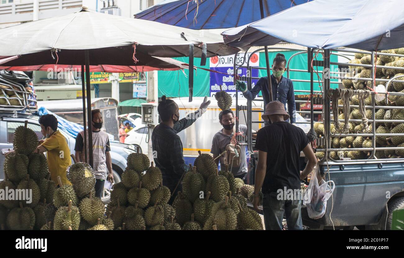 Die Menschen waren damit beschäftigt, Preise zu verhandeln, um gute Durian Früchte, Bangkok Thailand zu bekommen Stockfoto