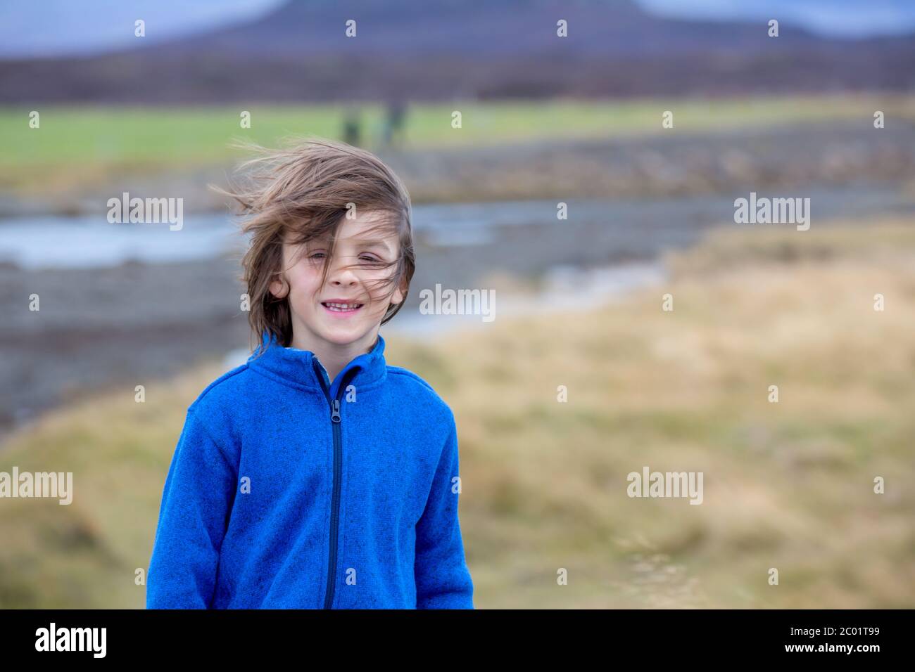 Kinder, spielen auf einer Straße in der Nähe von nicht aktiven Vulkan im Snaefellsjokull National Park, Island Herbstzeit Stockfoto