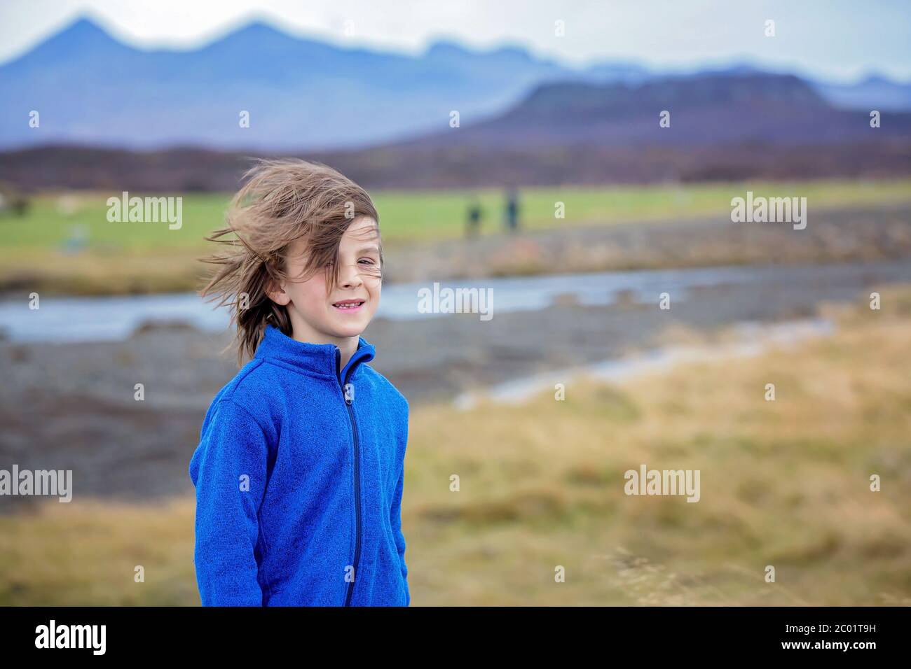 Kinder, spielen auf einer Straße in der Nähe von nicht aktiven Vulkan im Snaefellsjokull National Park, island Herbstzeit Stockfoto