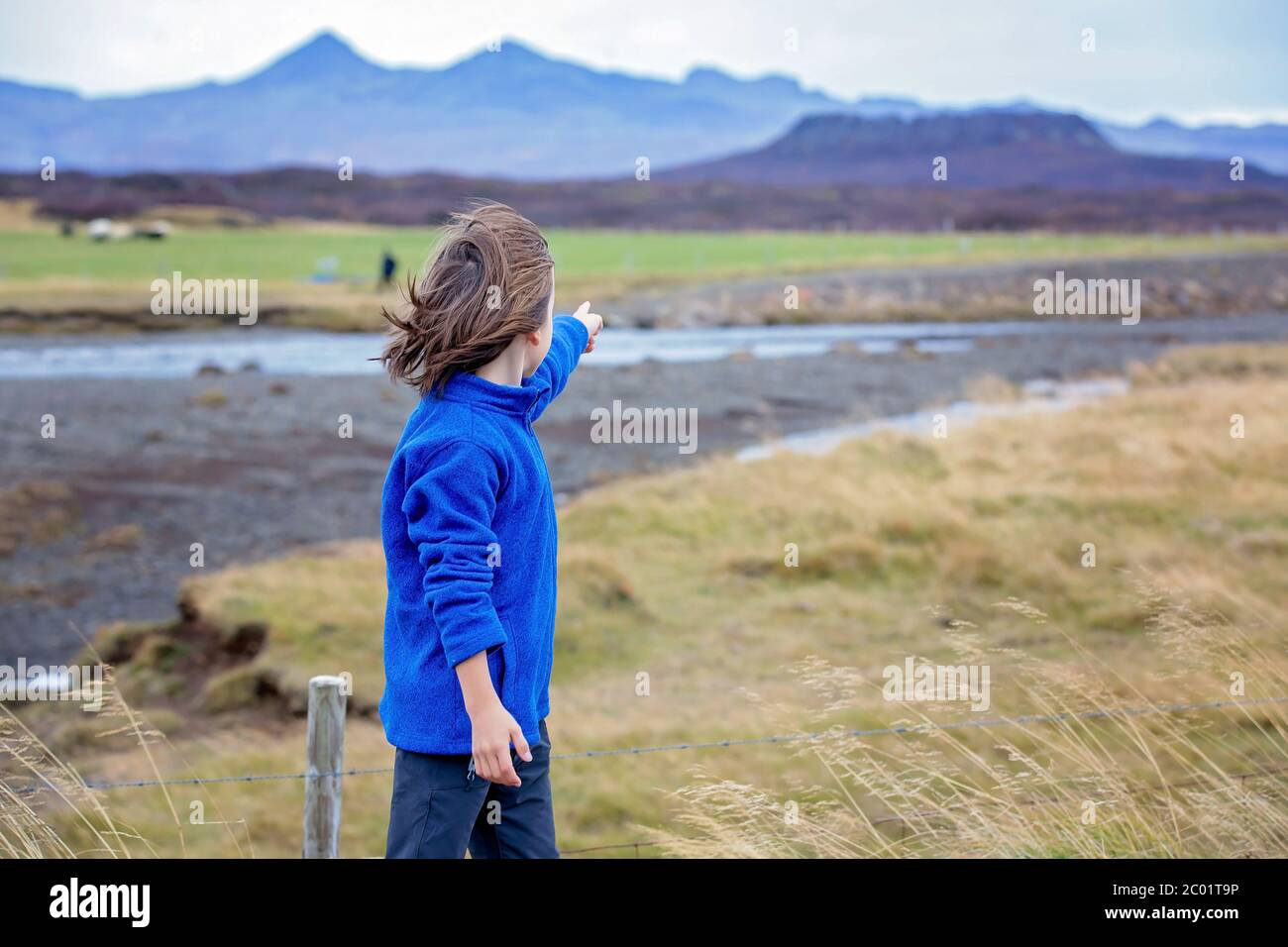Kinder, spielen auf einer Straße in der Nähe von nicht aktiven Vulkan im Snaefellsjokull National Park, island Herbstzeit Stockfoto