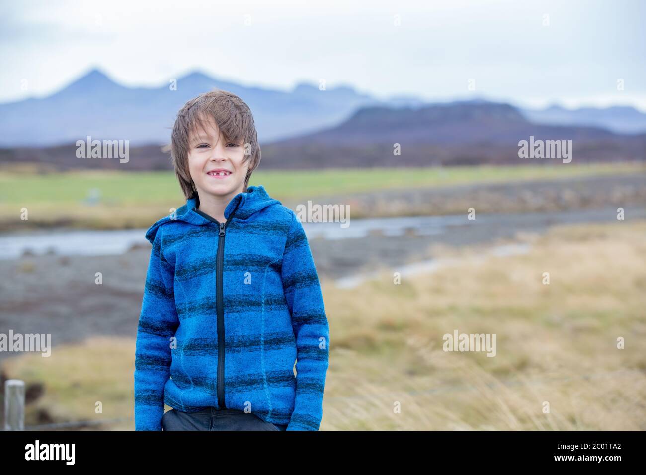 Kinder, spielen auf einer Straße in der Nähe von nicht aktiven Vulkan im Snaefellsjokull National Park, island Herbstzeit Stockfoto
