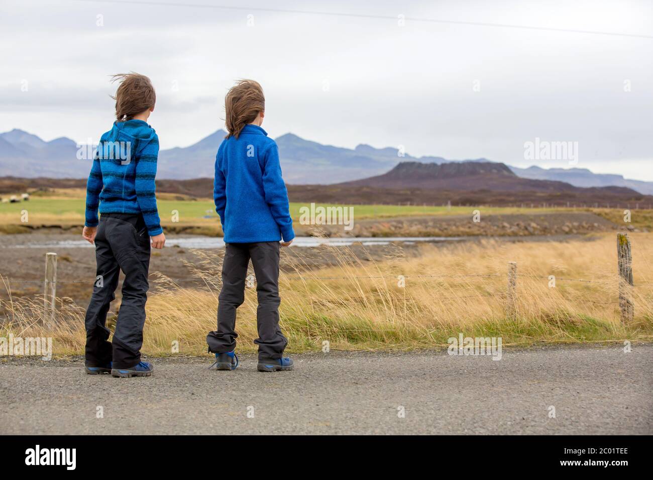 Kinder, spielen auf einer Straße in der Nähe von nicht aktiven Vulkan im Snaefellsjokull National Park, island Herbstzeit Stockfoto