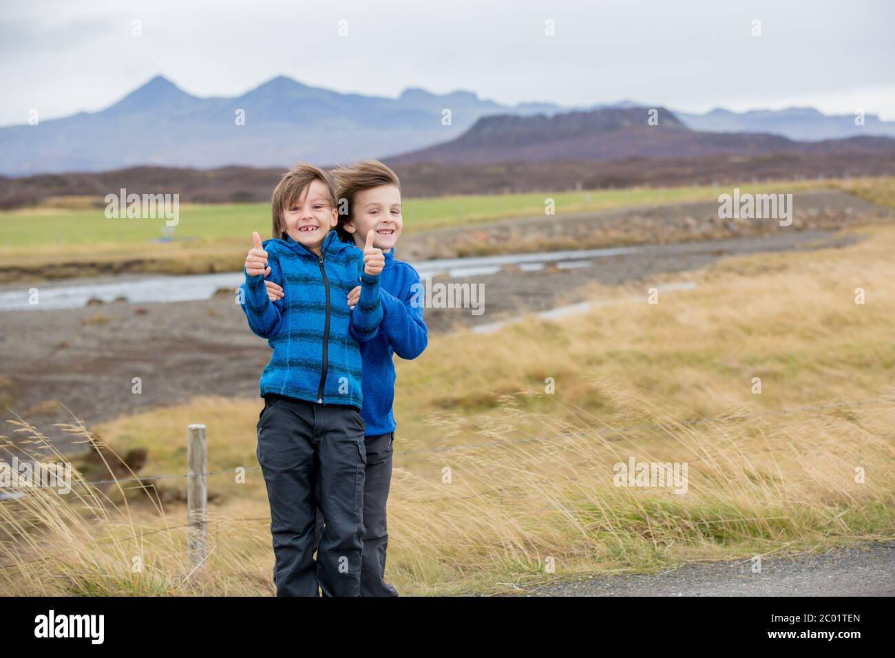 Kinder, spielen auf einer Straße in der Nähe von nicht aktiven Vulkan im Snaefellsjokull National Park, island Herbstzeit Stockfoto