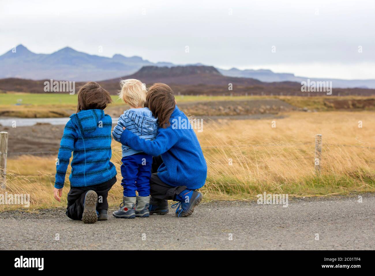 Kinder, spielen auf einer Straße in der Nähe von nicht aktiven Vulkan im Snaefellsjokull National Park, island Herbstzeit Stockfoto