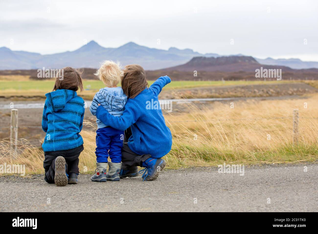 Kinder, spielen auf einer Straße in der Nähe von nicht aktiven Vulkan im Snaefellsjokull National Park, Island Herbstzeit Stockfoto