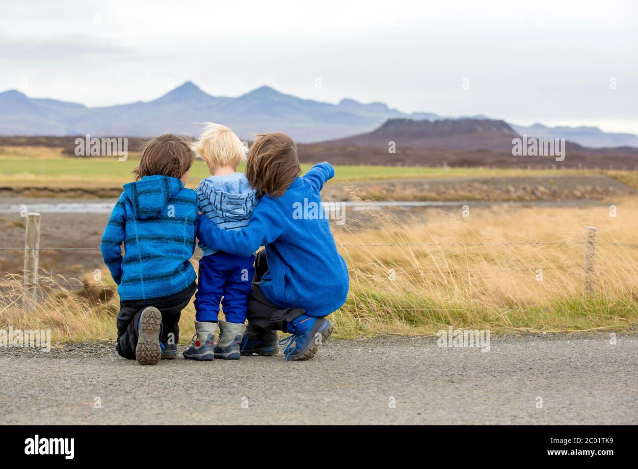 Kinder, spielen auf einer Straße in der Nähe von nicht aktiven Vulkan im Snaefellsjokull National Park, island Herbstzeit Stockfoto