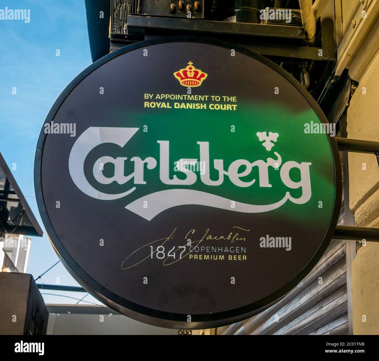 Bukarest/Rumänien - 05.30.2020: Carlsberg Logo Außenschild in Bukarest, Carlsberg ist ein dänischer multinationaler Brauer Stockfoto