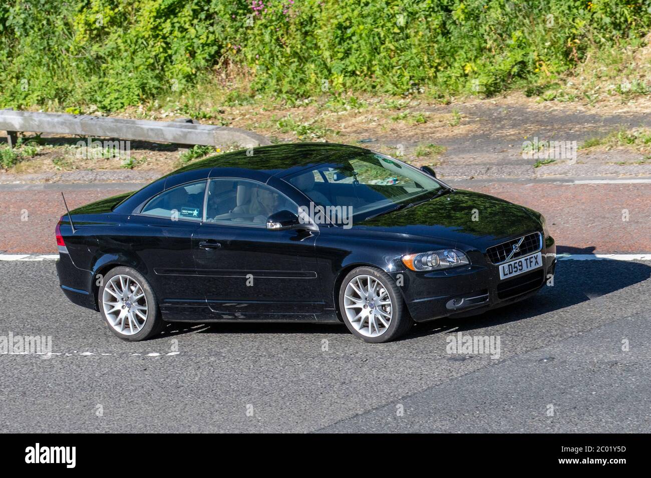 2009 schwarz Volvo C70 SE LUX D Auto; Fahrzeug Verkehr bewegende Fahrzeuge, Autos fahren Fahrzeug auf britischen Straßen, Motoren, Autofahren auf der Autobahn M6 Stockfoto