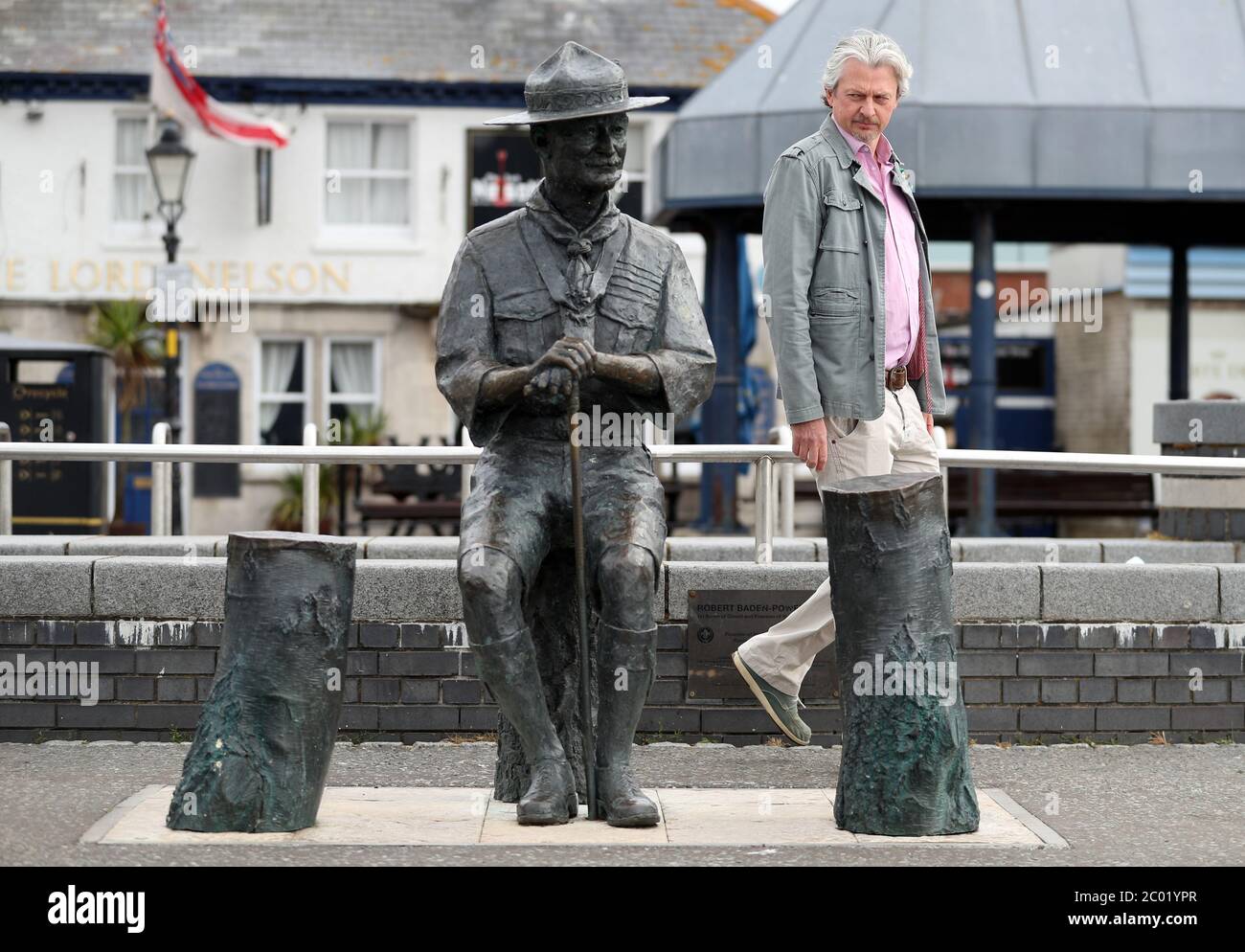 Mark Howell, stellvertretender Vorsitzender des BCP-Rates, sieht eine Statue von Robert Baden-Powell am Poole Quay in Dorset an, bevor sie nach Bedenken über seine Aktionen während seiner militärischen und "Nazi-Sympathien" in die "sichere Lagerung" entfernt wird. Die Aktion folgt einer Reihe von Black Lives Matter Protesten in Großbritannien, ausgelöst durch den Tod von George Floyd, der am 25. Mai während der Polizeigewahrsam in der US-Stadt Minneapolis getötet wurde. Stockfoto