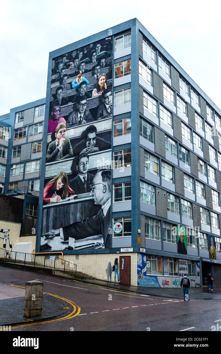Wandgemälde der Strathclyde University am Giebel des Graham Hills Building in der George Street in Glasgow, Schottland, Großbritannien Stockfoto