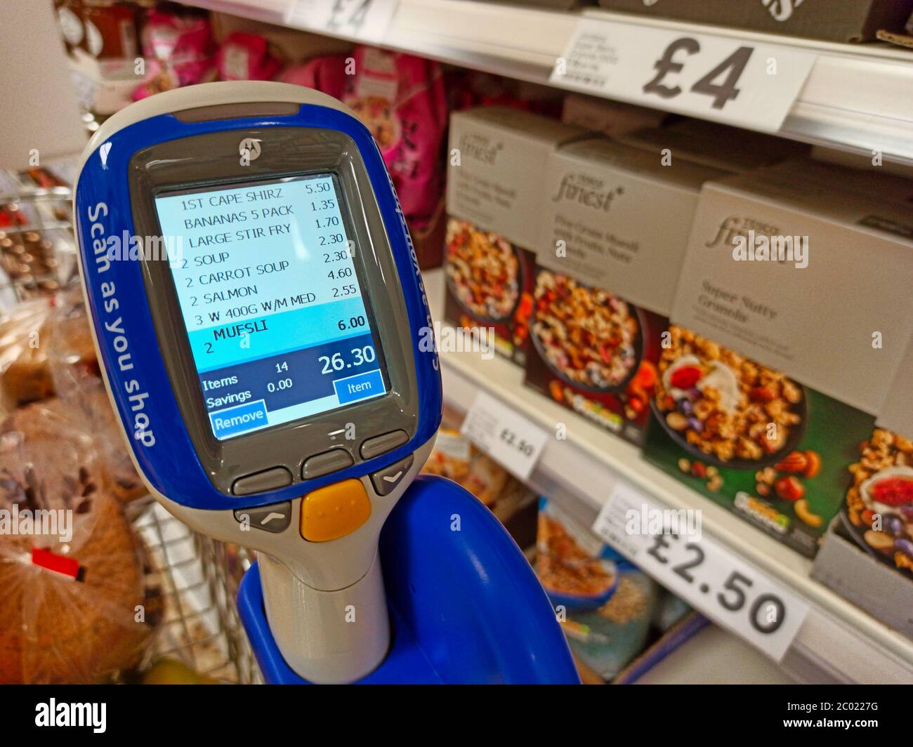 Ein Barcode-Scanner in einem Halter auf einem Supermarktwagen in einem Tesco-Geschäft in Großbritannien - von Kunden verwendet, um selbst zu scannen Barcodes auf Waren, die sie kaufen möchten. Stockfoto