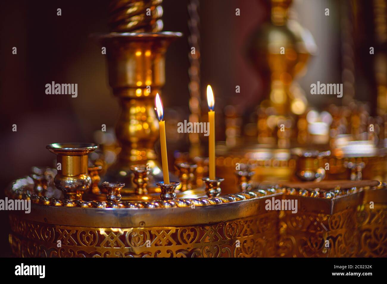 Kerzen im Kerzenständer im Tempel. Stockfoto