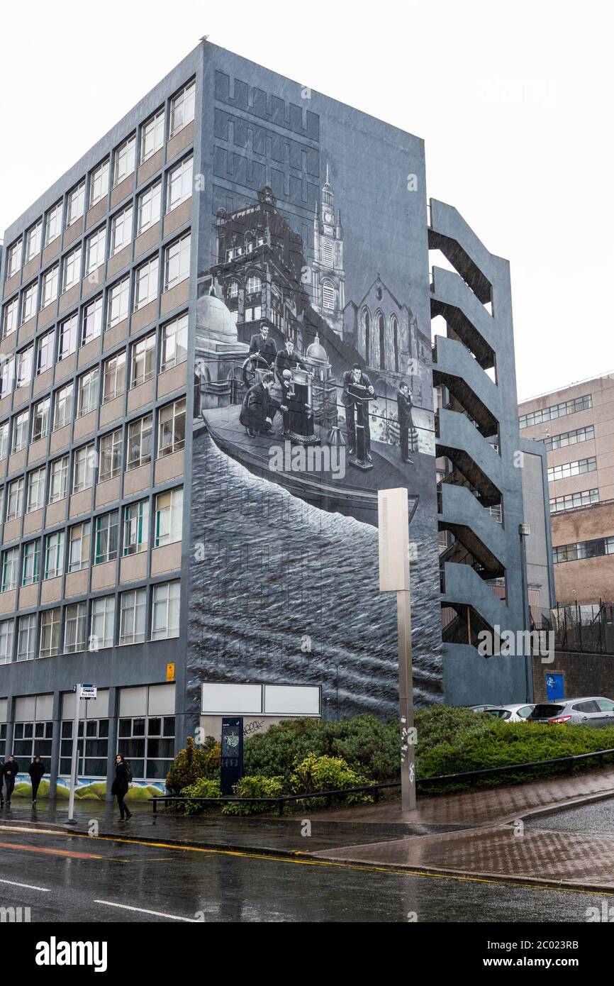 Wandgemälde der Strathclyde University am Giebel des Graham Hills Building in der George Street in Glasgow, Schottland, Großbritannien Stockfoto