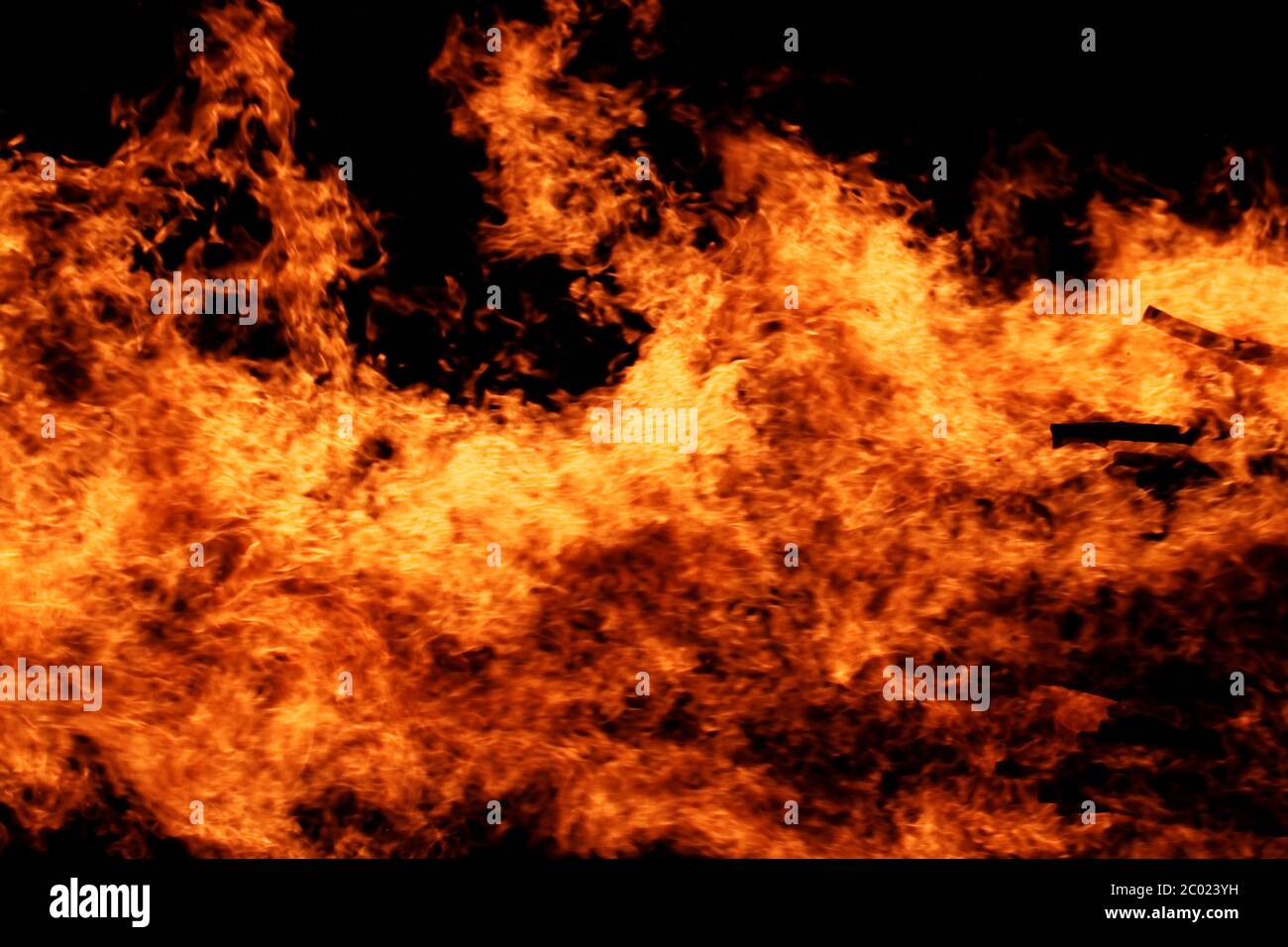 Schönen Lagerfeuer in der dunklen Nacht Stockfoto