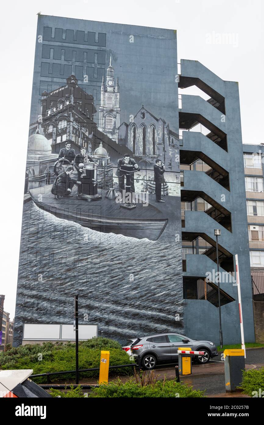 Wandgemälde der Strathclyde University am Giebel des Graham Hills Building in der George Street in Glasgow, Schottland, Großbritannien Stockfoto