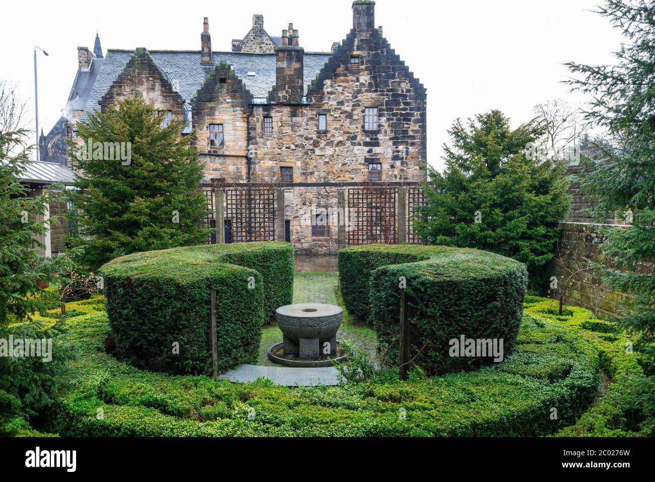 Saint Nicholas Garden hinter der Herrschaft von Provand (Glasgows ältestes Haus, erbaut 1471) an der Castle Street in Glasgow, Schottland, Großbritannien Stockfoto