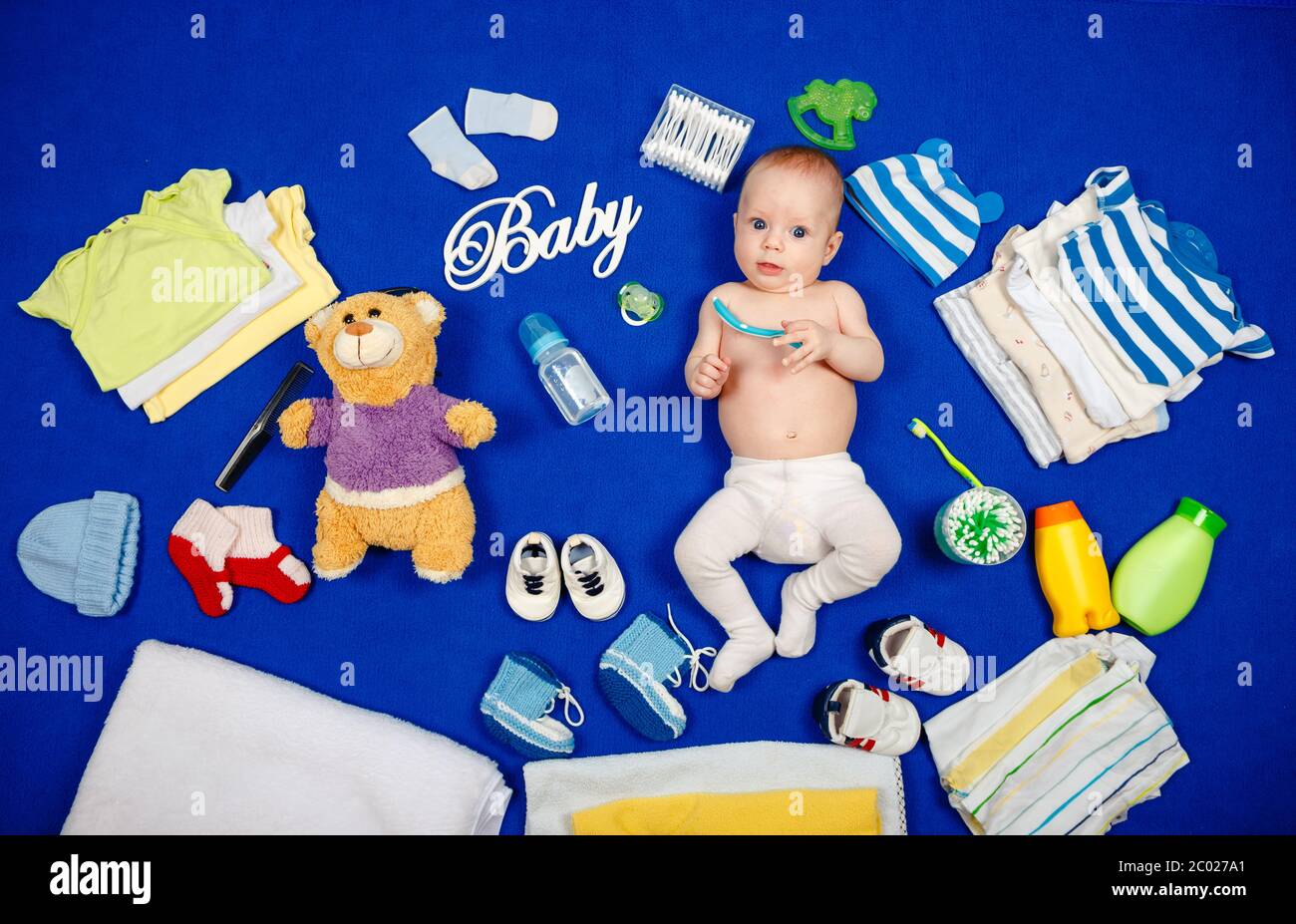 Portrait niedlichen Baby junge mit blauen Augen auf dem Bett liegend Blick auf Kamera Stockfoto