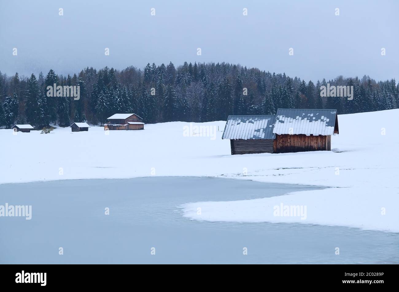 Holzhütte auf verschneite Wiese Stockfoto