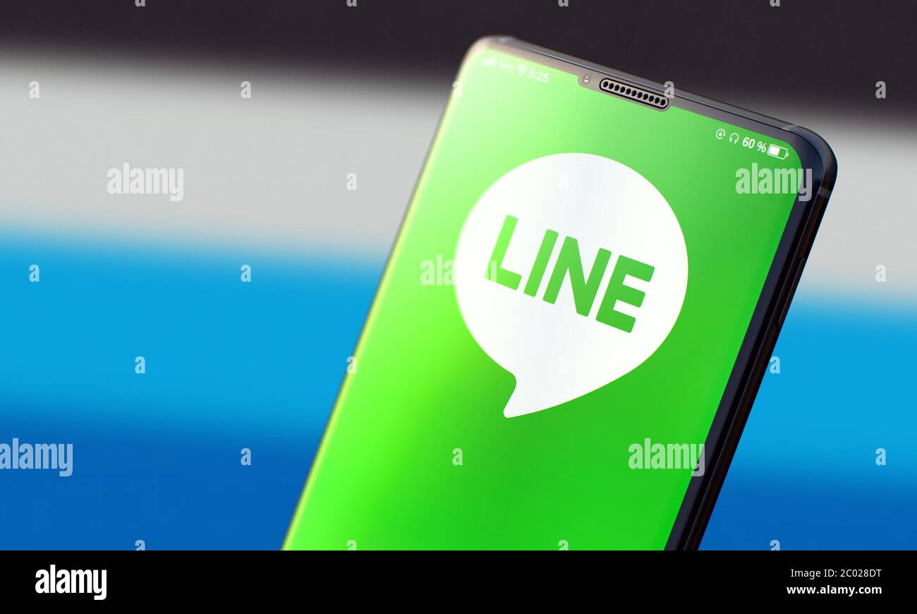 KIEW, UKRAINE-JUNI 2020: LINIE. Studio-Aufnahme von Smart Phone mit Line Mobile-Anwendung auf verschwommener Rückseite. Stockfoto