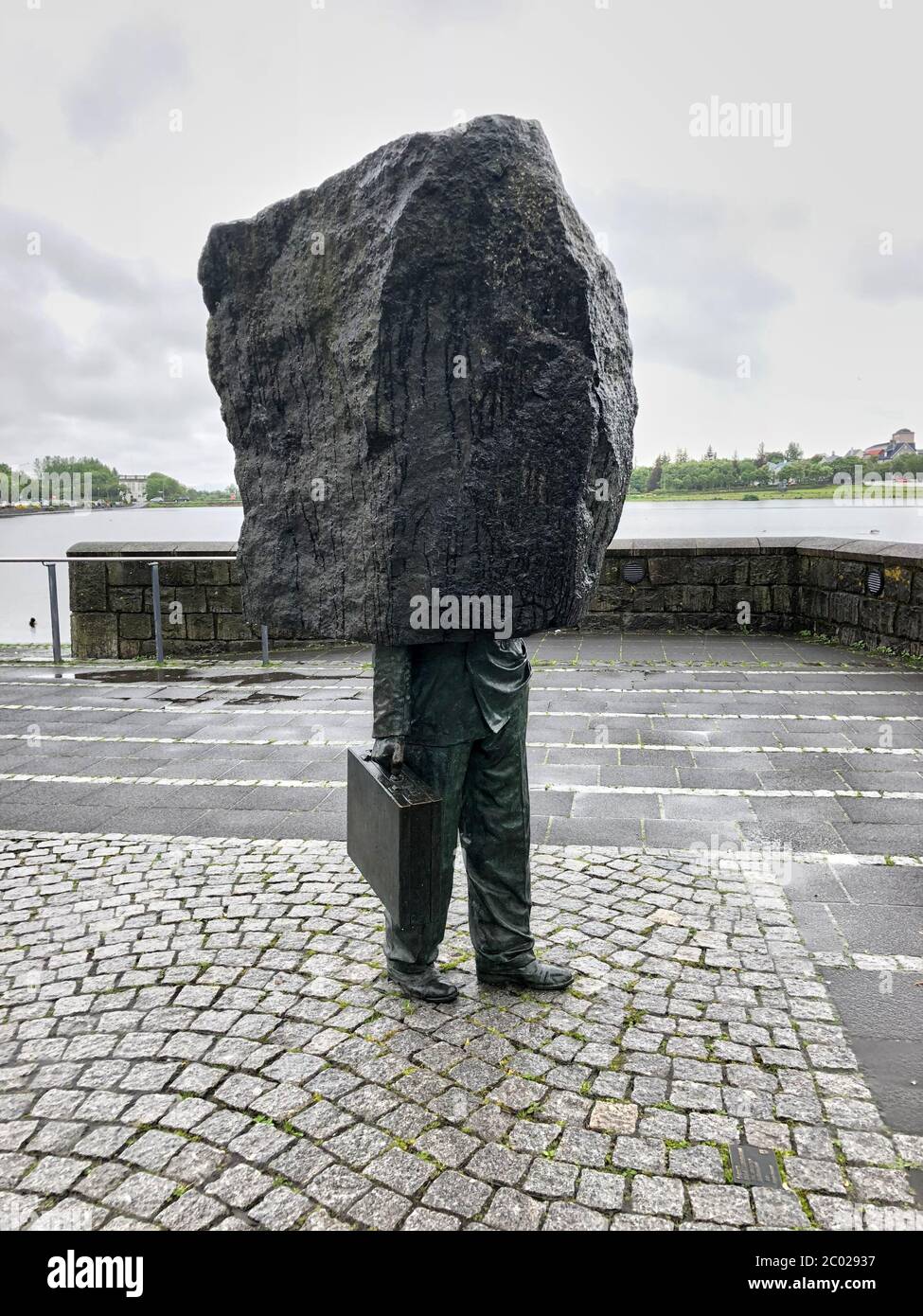 REYKJAVIK, ISLAND - 30. Juni 2018: Denkmal für den unbekannten Bürokraten, erstellt von Magnus Tomasson im Jahr 1994. Außerhalb des Idno-Theaters neben Lak gelegen Stockfoto