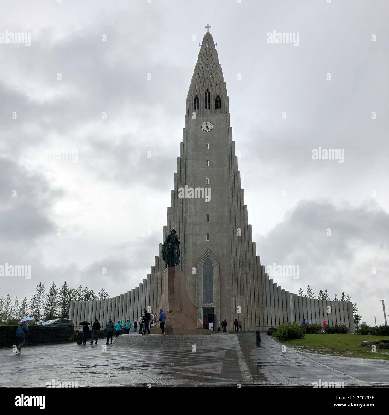 REYKJAVIK, ISLAND - 30. Juni 2018: Hallgrimskirkja, eine lutherische Pfarrkirche mit Leif Erikson Statur und Menschen am bewölkten Himmel. Cathedral Building w Stockfoto