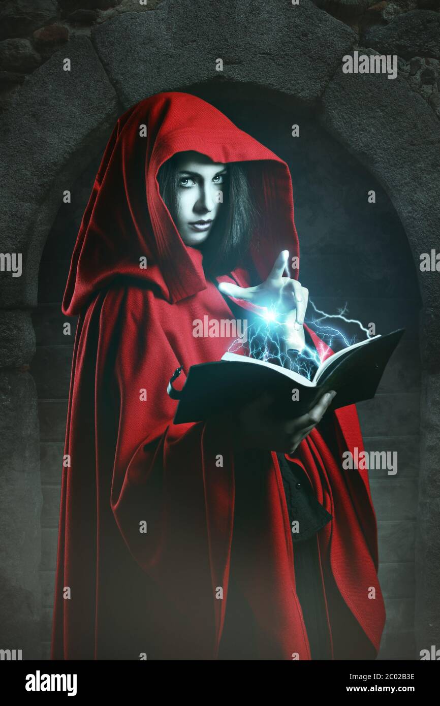 Rote Kapuzenfrau mit mächtiger Magie. Fantasy Studio gedreht Stockfoto