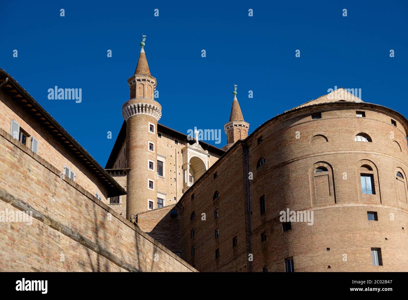 Dünne Türme des Palazzo Ducale in Urbino - Außenlicht Stockfoto