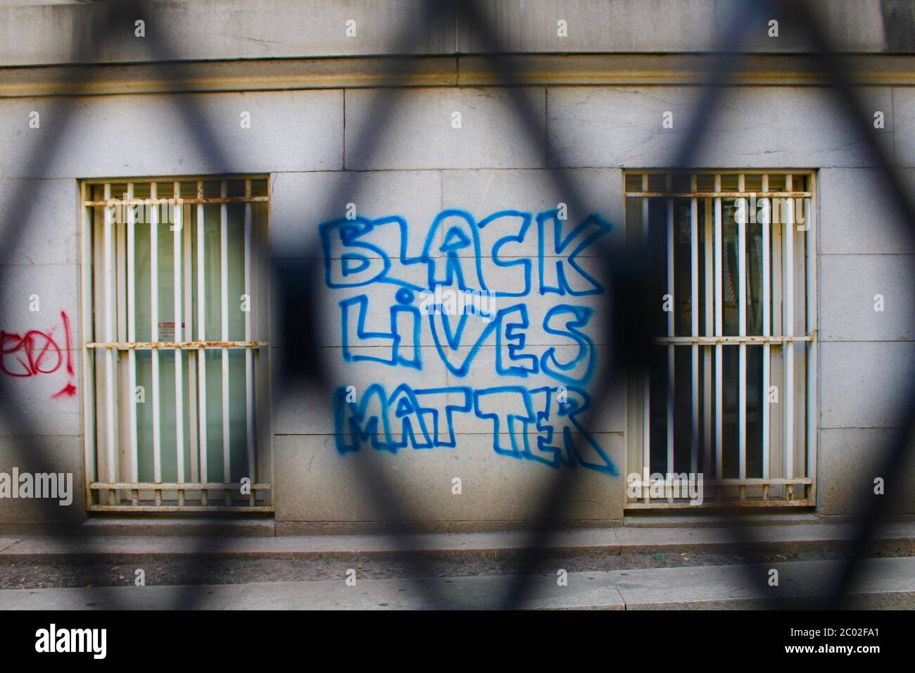 Washington D.C., District of Columbia, USA. Juni 2020. Der Zaun, den trump zu Beginn der Floyd-Proteste errichtet hat, ging nach den .Hunderte versammeln sich Tag und Nacht auf der neuen Black Lives Matter Street vor einem schweren umzäunten Weißen Haus, Im Gefolge des Mordes an George Floyd durch Minneapolis Police, um friedlich zu marschieren, zu sprechen, zu singen, zu trommeln, Kunst, Essen und Ideen zu teilen Kredit: Amy Katz/ZUMA Wire/Alamy Live News Stockfoto