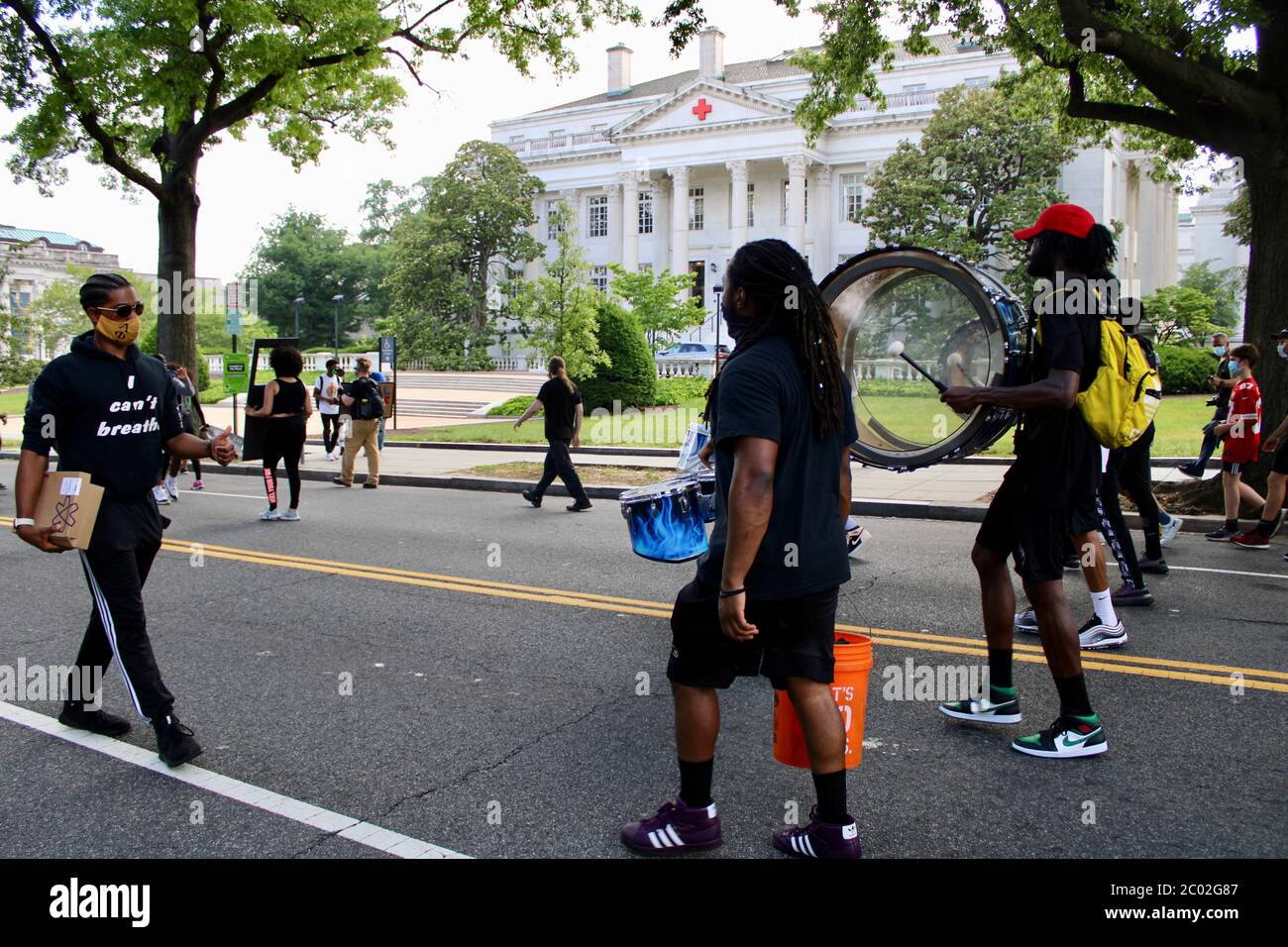 Washington D.C., District of Columbia, USA. Juni 2020. Hunderte sammeln sich Tag und Nacht auf der neuen Black Lives Matter Street, vor einem schweren eingezäunten Weißen Haus, im Gefolge des Mordes von George Floyd durch die Minneapolis Police, um friedlich zu marschieren, zu sprechen, zu singen, zu trommeln, Kunst, Essen und Ideen zu teilen Kredit: Amy Katz/ZUMA Wire/Alamy Live News Stockfoto