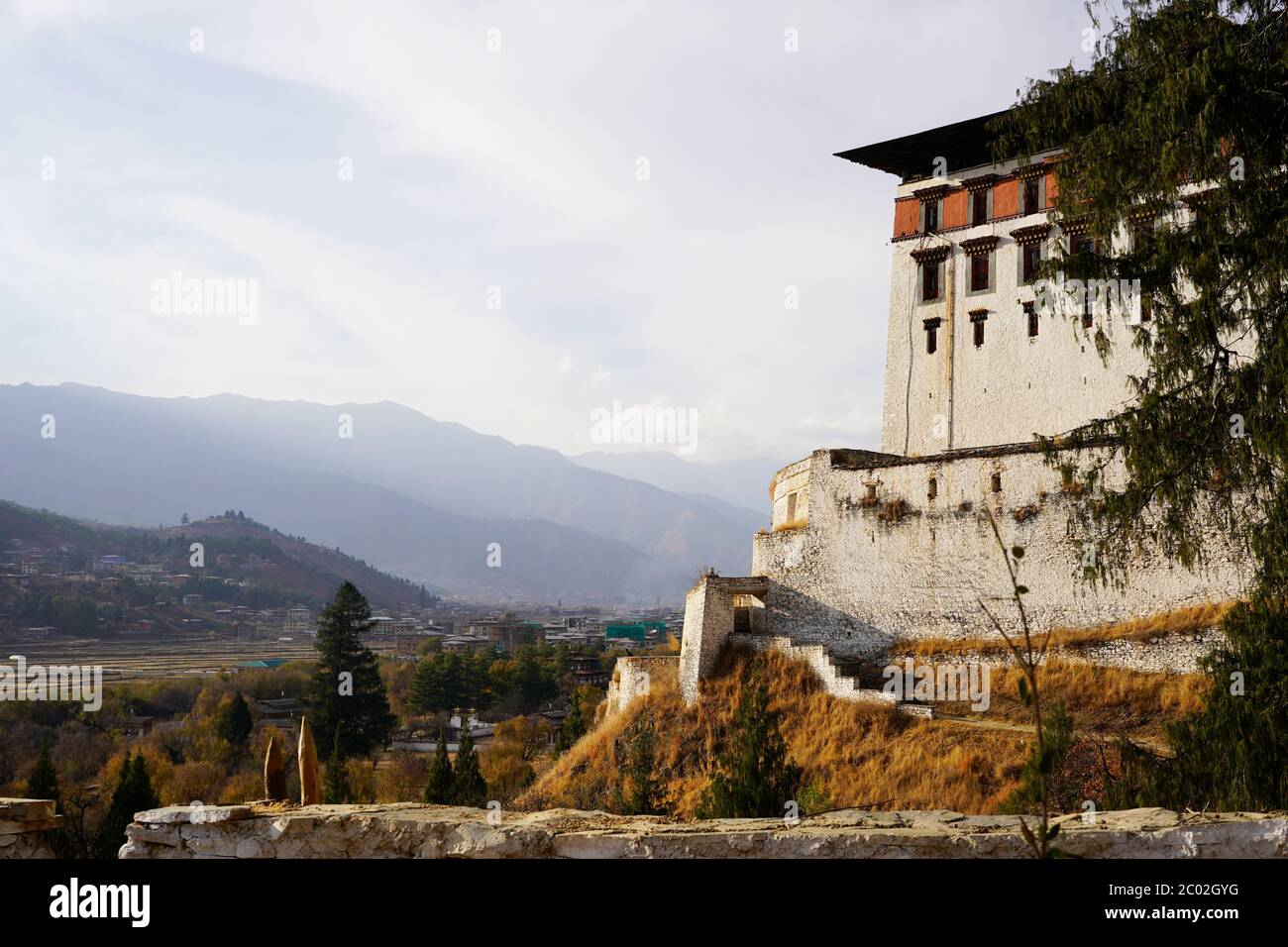 Eine Wand des Paro Dzong und die Landschaft des Paro-Tal, Bhutan Stockfoto