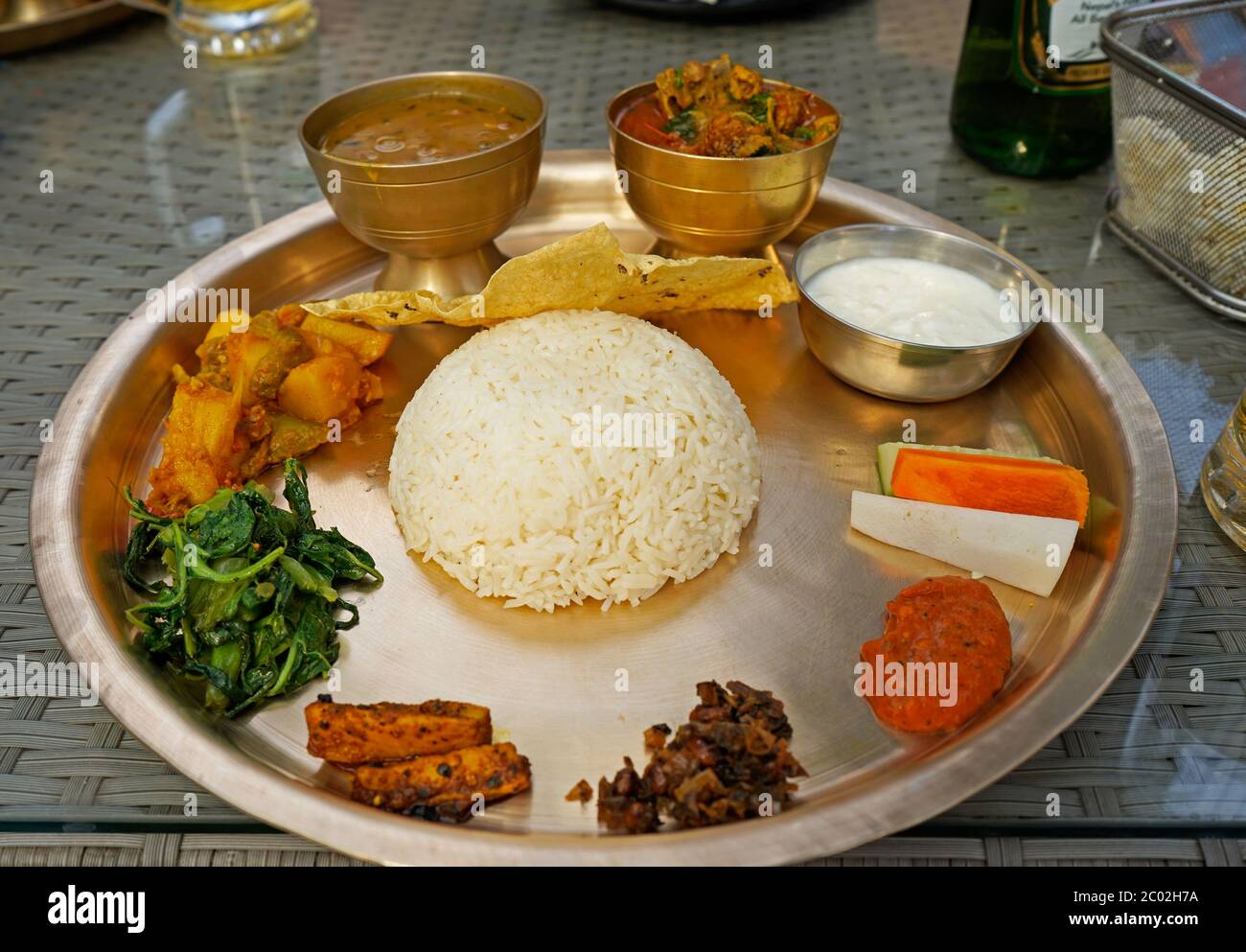 Traditionelles nepalesisches Thali im Restaurant in Kathmandu. Dal, Linsen, Huhn, Curry, Reis, Gemüse, Joghurt, Kartoffeln Stockfoto