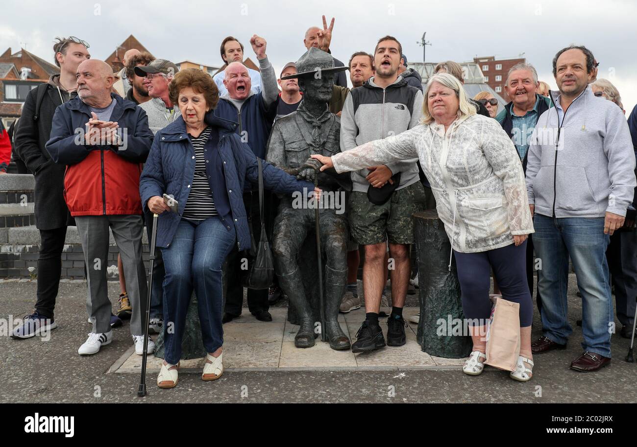 Die Einwohner zeigen ihre Unterstützung für eine Statue von Robert Baden-Powell am Poole Quay in Dorset, bevor sie nach Bedenken über seine Aktionen während der militärischen und "Nazi-Sympathien" in "sichere Lagerung" entfernt werden soll. Die Aktion folgt einer Reihe von Black Lives Matter Protesten in Großbritannien, ausgelöst durch den Tod von George Floyd, der am 25. Mai während der Polizeigewahrsam in der US-Stadt Minneapolis getötet wurde. Stockfoto