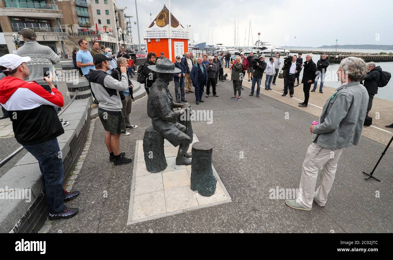 Die Einwohner zeigen ihre Unterstützung für eine Statue von Robert Baden-Powell am Poole Quay in Dorset, bevor sie nach Bedenken über seine Aktionen während der militärischen und "Nazi-Sympathien" in "sichere Lagerung" entfernt werden soll. Die Aktion folgt einer Reihe von Black Lives Matter Protesten in Großbritannien, ausgelöst durch den Tod von George Floyd, der am 25. Mai während der Polizeigewahrsam in der US-Stadt Minneapolis getötet wurde. Stockfoto