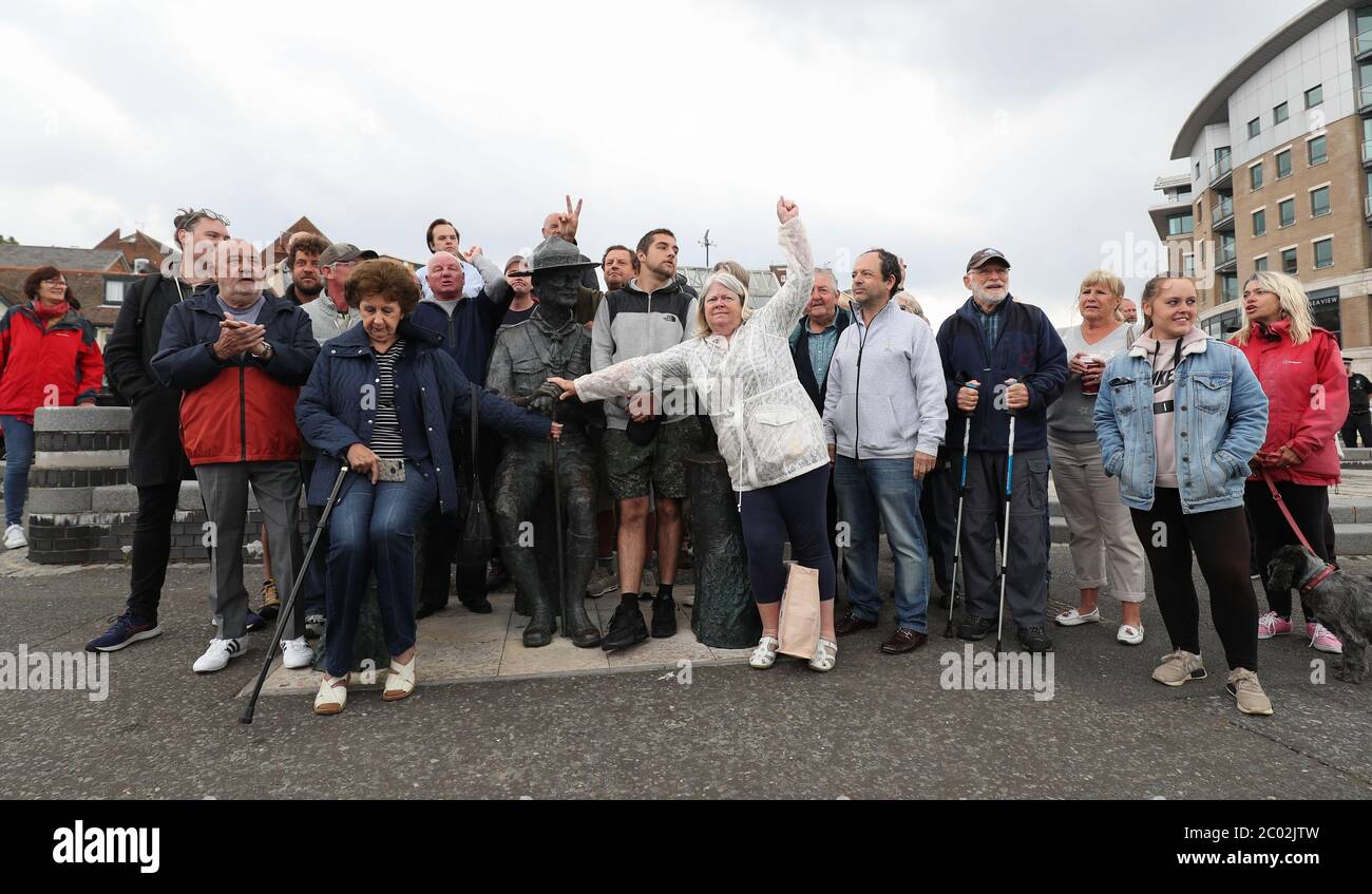 Die Einwohner zeigen ihre Unterstützung für eine Statue von Robert Baden-Powell am Poole Quay in Dorset, bevor sie nach Bedenken über seine Aktionen während der militärischen und "Nazi-Sympathien" in "sichere Lagerung" entfernt werden soll. Die Aktion folgt einer Reihe von Black Lives Matter Protesten in Großbritannien, ausgelöst durch den Tod von George Floyd, der am 25. Mai während der Polizeigewahrsam in der US-Stadt Minneapolis getötet wurde. Stockfoto