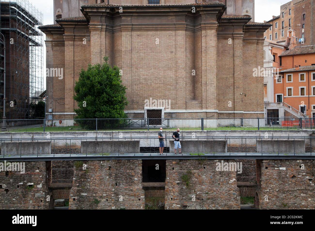 Nach der Covid19-Sperre sind in Rom noch wenige Touristen. Personen mit einer schützenden Gesichtsmaske besuchen am Dienstag, den 02. Juni 2020 die Gegend von Fori Imperiali in Rom, Italien. Stockfoto