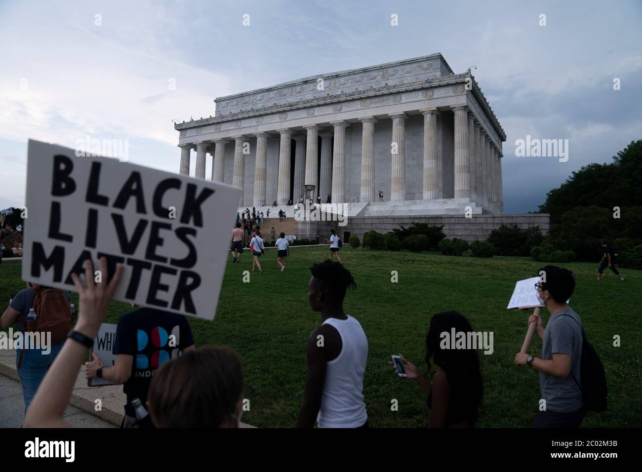 Washington, DC, USA. Juni 2020. Protestierende Kundgebung in der Nähe des Lincoln Memorial in Washington, DC, USA, am 10. Juni 2020. Die Proteste, die durch den Tod von George Floyd ausgelöst wurden, einem Afrikaner, der an Polizeibrutalität starb, wurden am Mittwoch in Washington, DC fortgesetzt. Kredit: Liu Jie/Xinhua/Alamy Live News Stockfoto
