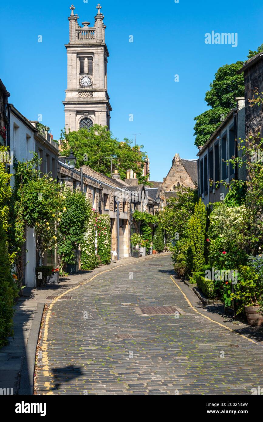 Circus Lane Edinburgh mit St Stephen's Church Tower im Hintergrund - Stockbridge, Edinburgh, Schottland, Großbritannien Stockfoto