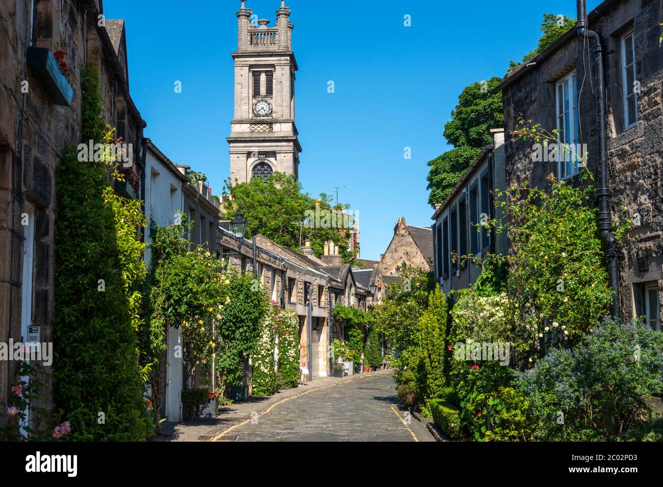 Circus Lane Edinburgh mit St Stephen's Church Tower im Hintergrund - Stockbridge, Edinburgh, Schottland, Großbritannien Stockfoto