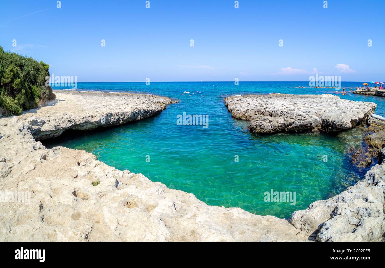Küste und türkisfarbenes Wasser an der italienischen Küste in Tore de Sant Andreea im Sommerurlaub Stockfoto