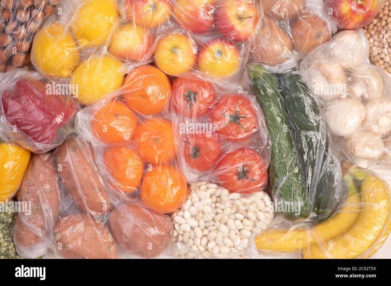 Kunststoffverpackung. Obst und Gemüse in Plastiktüten Stockfoto
