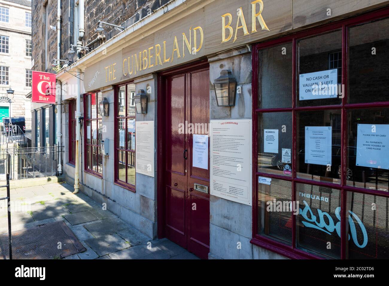 The Cumberland Bar (während der Sperrung des Coronavirus geschlossen) auf der Cumberland Street in Edinburgh New Town, Schottland, Großbritannien Stockfoto