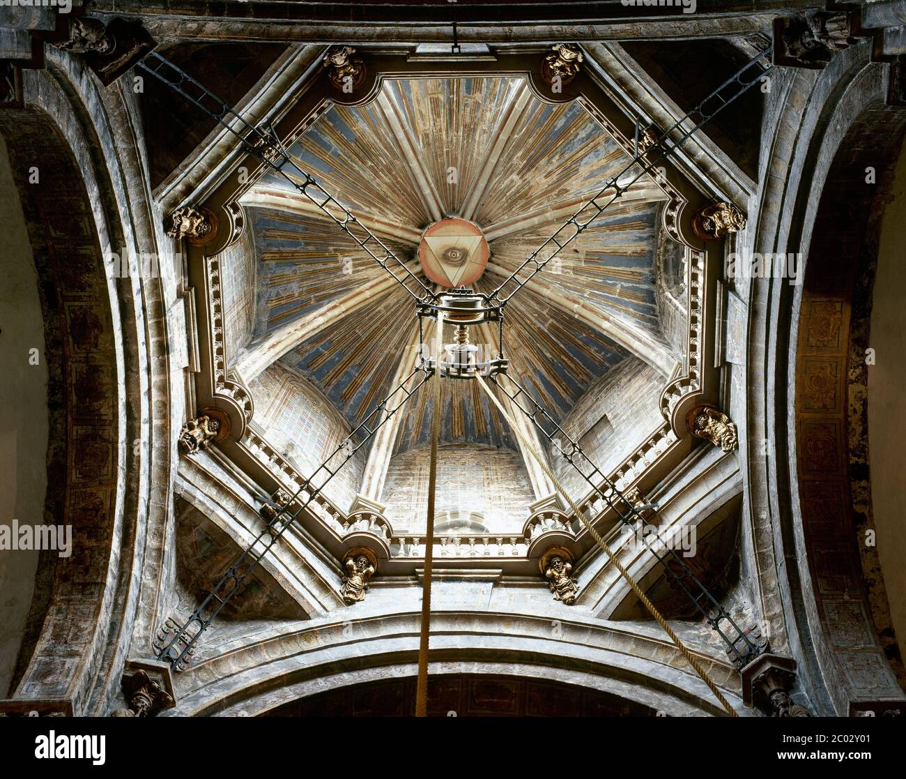 Spanien, Galicien, Provinz La Coruña. Santiago de Compostela. Kathedrale. Achteckiger Laternenturm an der Kreuzung des Querschiffs. Innenansicht der Kuppel (14-15. Jahrhundert) mit der von Juan Bautista Celma 1599 entworfenen Konstruktion zur Erhaltung des Botafumeiro. Stockfoto