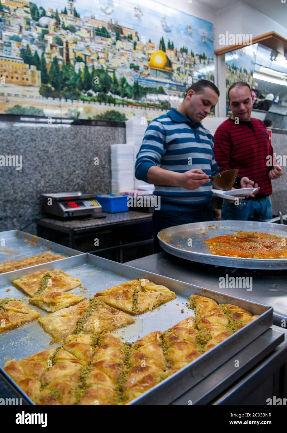 Jafar oder Ja'far eine muslimische Konditorei, die Baklava, Kanafeh und andere Backwaren in Beit Habad verkauft.auch Khan az Zait Straße im Muslimischen Viertel Altstadt Ostjerusalem Israel Stockfoto