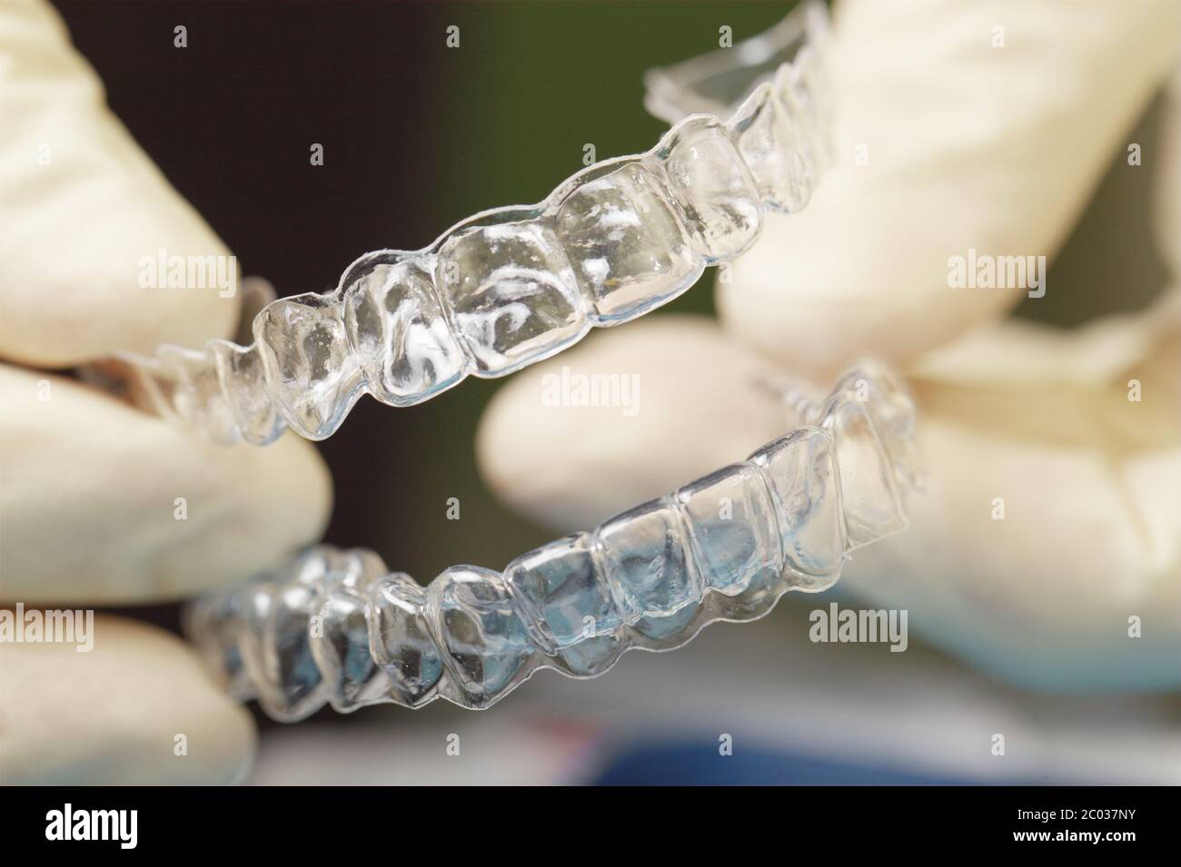 Ärzte-Hände halten Silikon Mund zu schützen Stockfoto