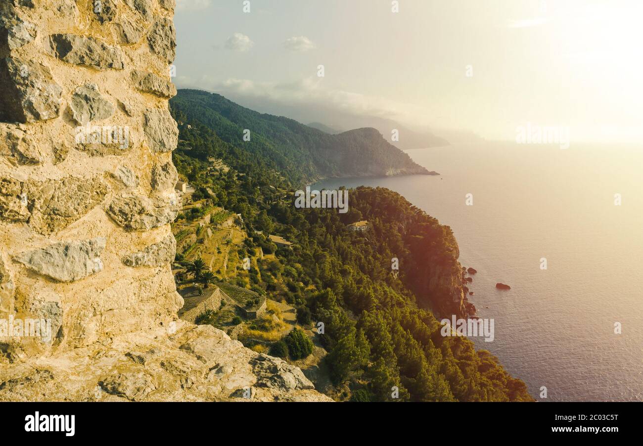 Toller Wanderweg mit Blick auf die Berge und die Küste. Sonnenaufgang. Sommer. Wanderabenteuer. Spanische Insel Mallorca Stockfoto