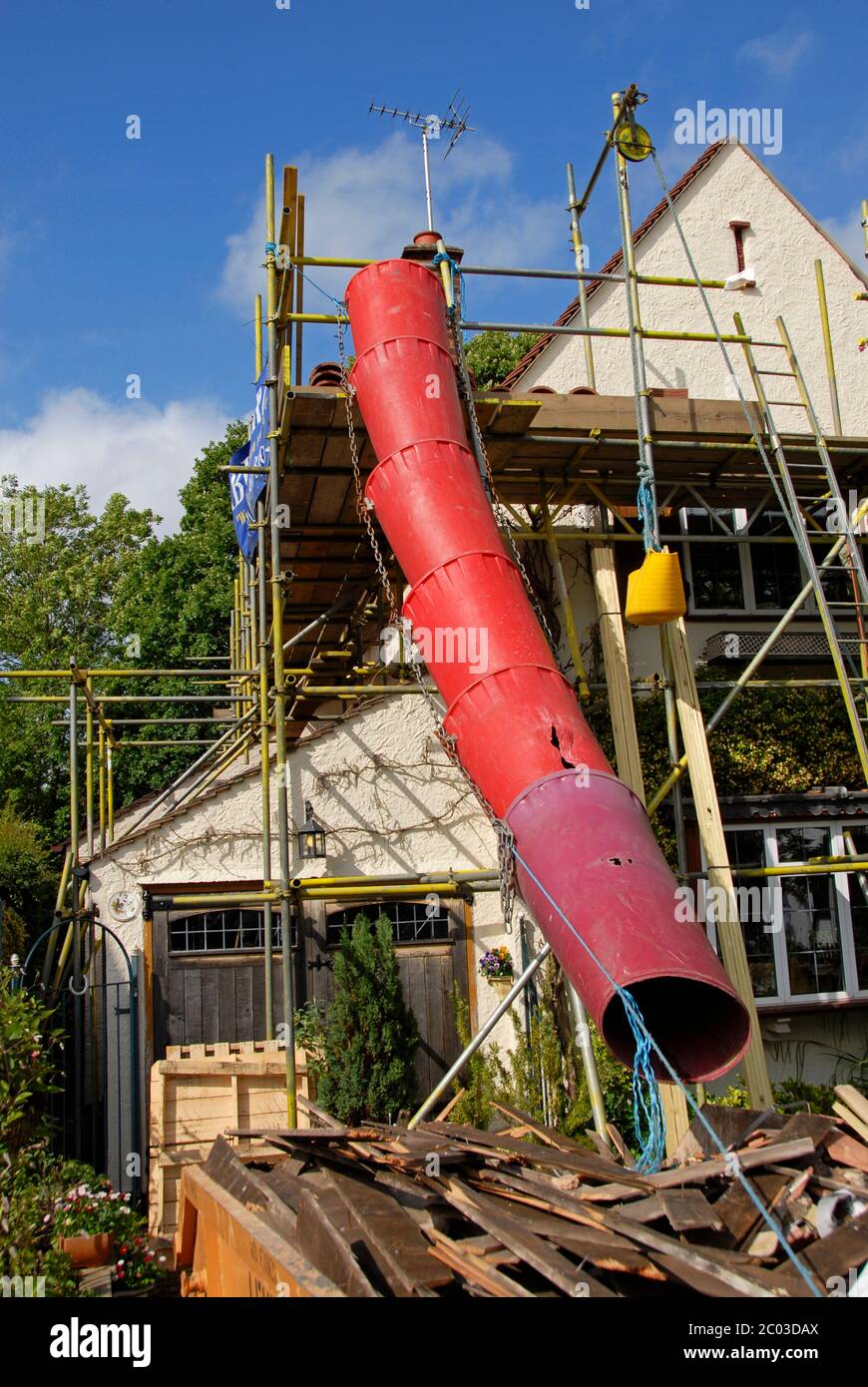 Abfallschacht aus dem oberen Stockwerk des Haushauses während des Umdachungsprozesses, Kent, England Stockfoto